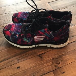 Size 10 women’s Skechers